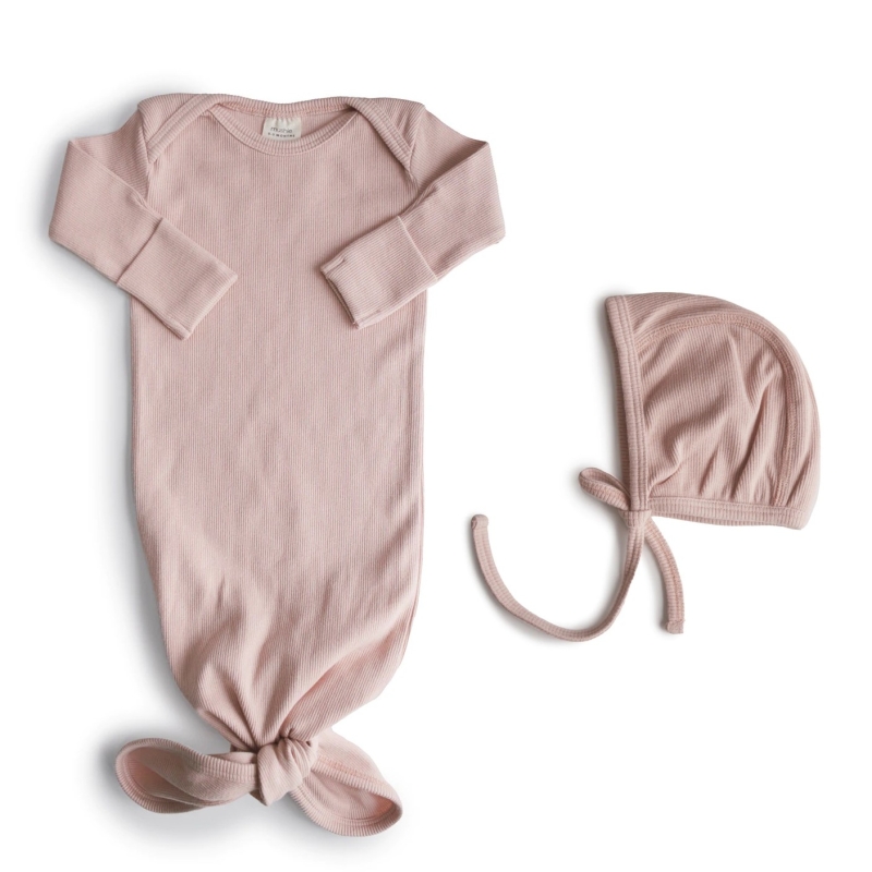 mushie Geknoteter Babyschlafsack Ribbed Knotted Baby Gown Rosa
