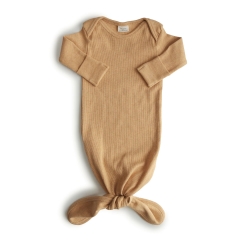 mushie Geknoteter Babyschlafsack Ribbed Knotted Baby Gown Senfgelb